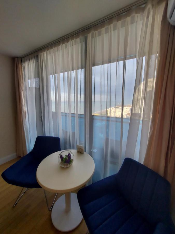 Номера На Высоких Этажах 24,31 Appartement Batoemi Buitenkant foto